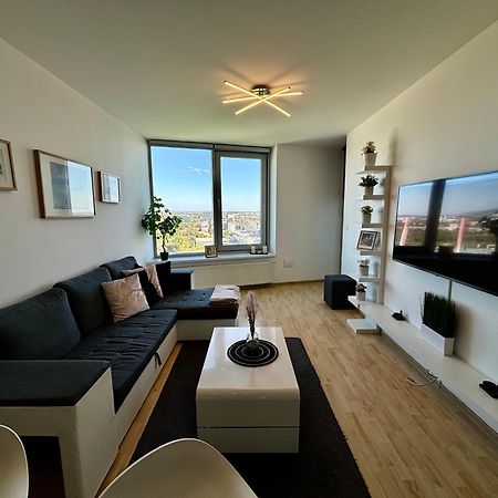 Апартаменти Three Towers With Beautiful View And Parking! Братислава Екстер'єр фото